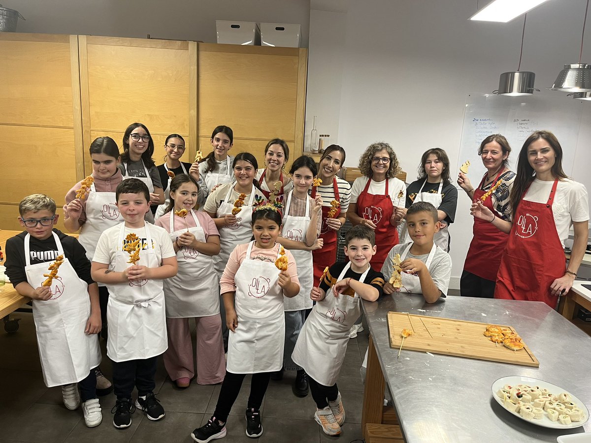 Esta tarde nos ponernos el delantal para celebrar junto con <a href="/socare7/">SOCARE</a> #ReumaChef en Tenerife. Aprendemos hábitos saludables con las Dras. <a href="/sagrariobus/">Sagrario Bustabad</a>, Beatriz González, <a href="/exp_lorena/">LorenaExp</a> y Cristina Martínez