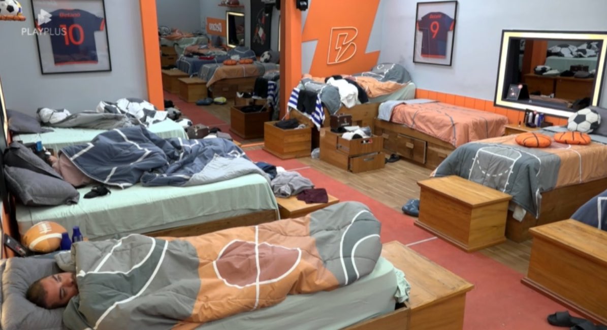 Sidney tá deitado, pensativo… O que será que passa na cabeça dele? #AFazenda