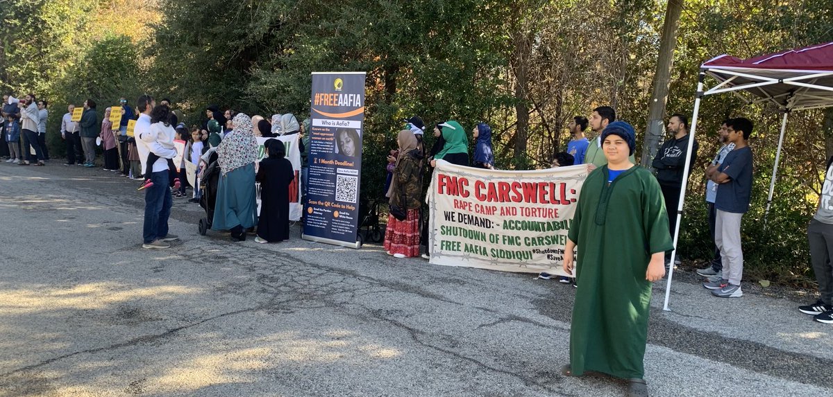 The crowd for Aafia is swelling here at FMC Carswell she can hear us as we’ve got them right across from Admin Seg ⁦<a href="/Aafiamovement/">Aafia Movement</a>⁩ ⁦<a href="/FowziaSiddiqui/">Dr. Fowzia Siddiqui</a>⁩ ⁦<a href="/mariakari1414/">Maria Kari</a>⁩