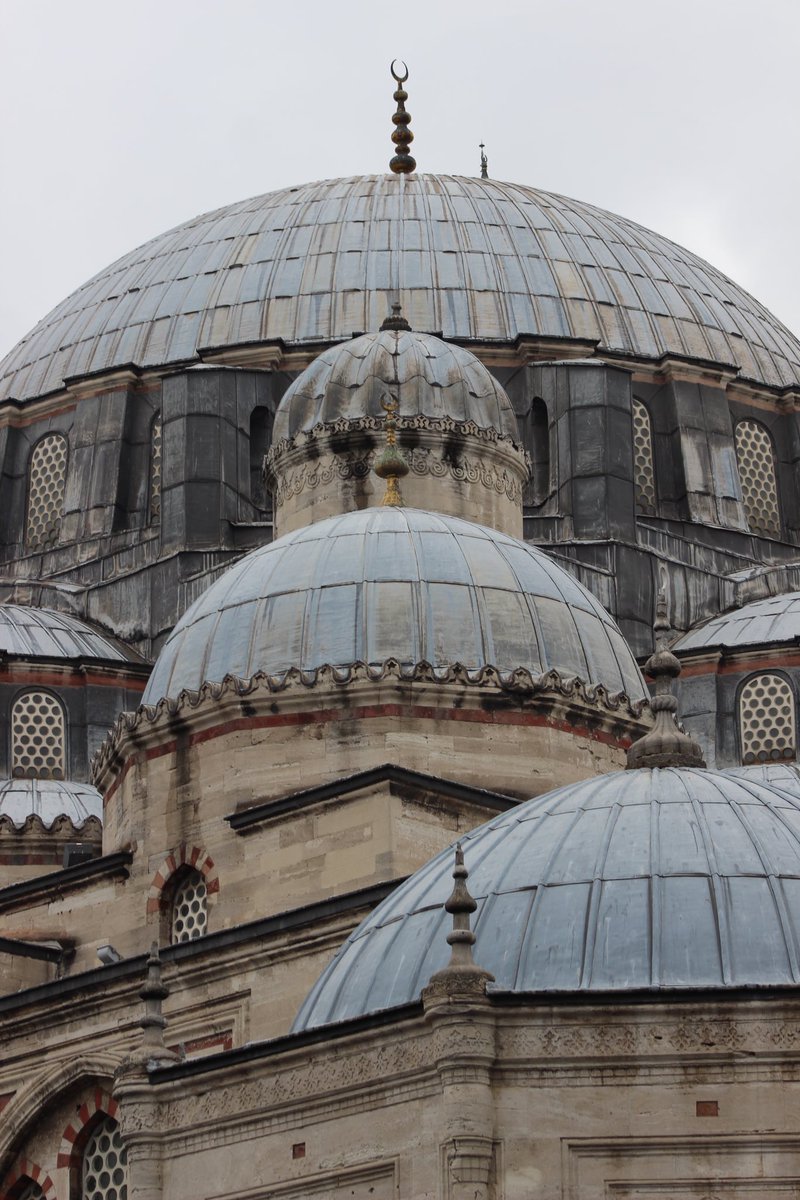 Tezkiretül'l Bünyan eserinde Mimar Sinan Şehzade Camii hakkında ''Yapı yavaş yavaş yükselip kubbeleri güzellik denizinin kabarcıkları gibi yüceldi.'' şeklinde bahseder.

Şehzade Camii, İstanbul.