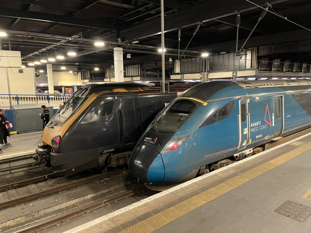 TodaysRailways's tweet photo. Tonight sees the final @AvantiWestCoast Voyager operated service as the Evero roll-out continues. 221106/105 are working the 18.16 Euston-Birmingham New Street. More of these sets will be transferring to @CrossCountryUK over the coming weeks https://t.co/gbtUgtW939