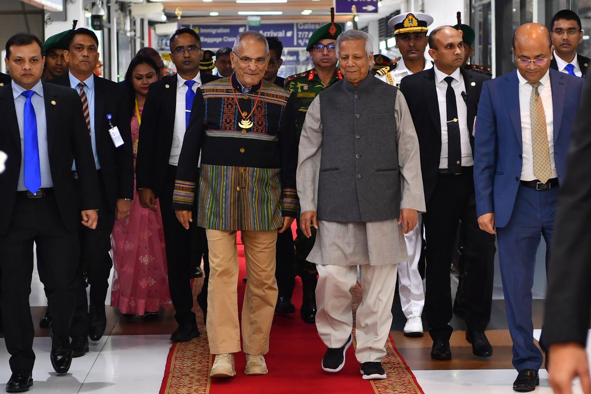 ChiefAdviserGoB's tweet photo. President of Timor-Leste Jośe Ramos-Horta is warmly welcomed on Saturday by his longtime friend and Bangladesh Chief Adviser Professor Muhammad Yunus as he arrives in Bangladesh on a three-day official visit.
#Bangladesh #TimorLeste #ChiefAdviser https://t.co/QaDsBfEk75