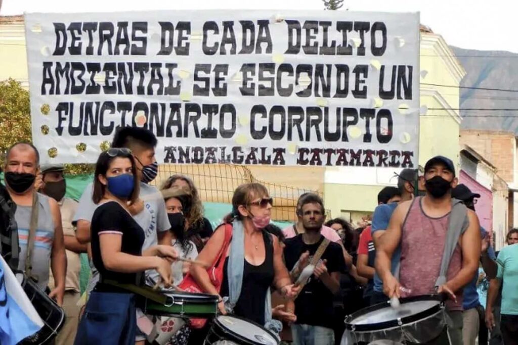 ✊🏽🌳 La Asamblea El Algarrobo cumple 15 años de lucha y organización contra las falsas promesas de la megaminería. Dos fallos recientes le dieron la razón en la defensa del derecho a un ambiente sano 💧⛰️  ➡️bit.ly/3XxlZ5g