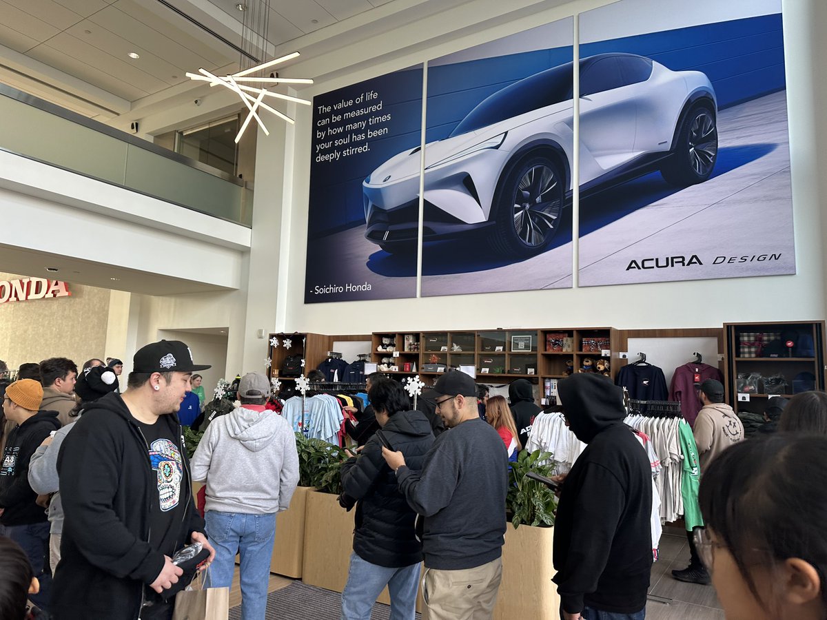 Get your Honda S2000 Holiday Edition from the lobby store!

#minigtofficial #minigt64 #minigt
#americanhondacollectionhall #honda
#carsbikeandcoffee