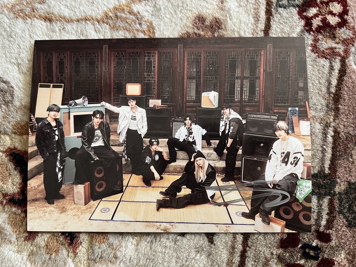 can someone help me figure out which Stray Kids member’s signed postcards i got???