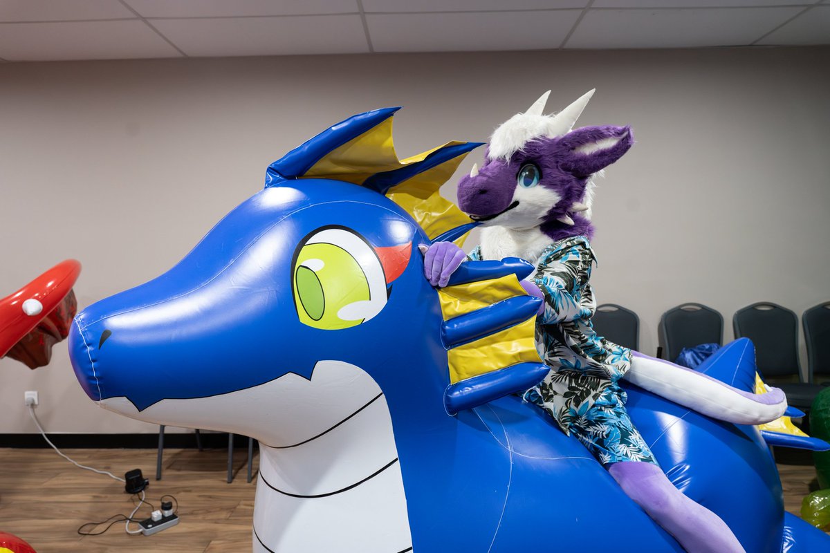 昔から応援してる海外の神絵師がFlufaに会えたことを連絡してくれて歓喜の極み✨

Flufa float ＆
🐉 @ AlexiaDrgn