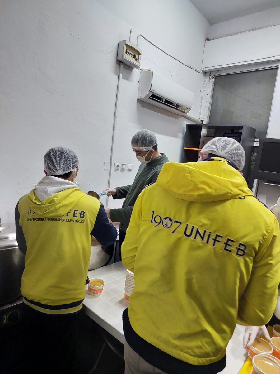#ÜnifebCares projeleri kapsamında 1907 ÜNİFEB İzmir Kâtip Çelebi Üniversitesi örgütlenmesi olarak 12-18 Aralık Yoksullarla Dayanışma Haftası'nda "Sıcak Bir Yudum" projemizin yedincisini Sokak Çorbacıları Derneği ile birlikte gerçekleştirdik.