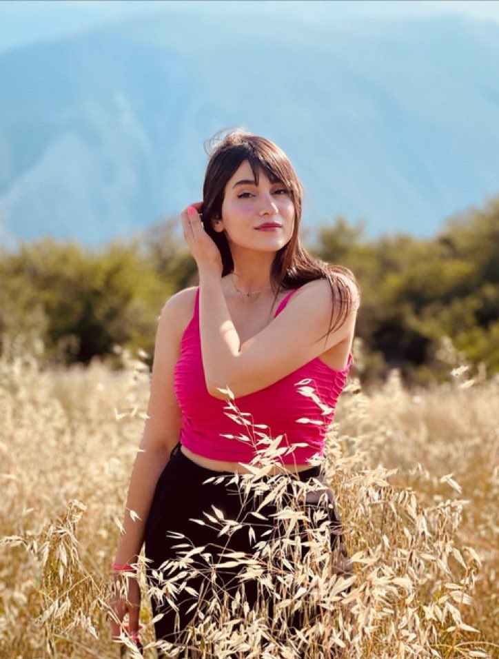 Retenez-bien ce nom, cette femme est la nouvelle icône de la révolution iranienne. Parastou Ahmadi, la chanteuse qui défie la République islamique avec sa voix et ses cheveux. Actuellement dans les geôles du régime, relayons son image et sa voix et exigeons sa libération. #Iran