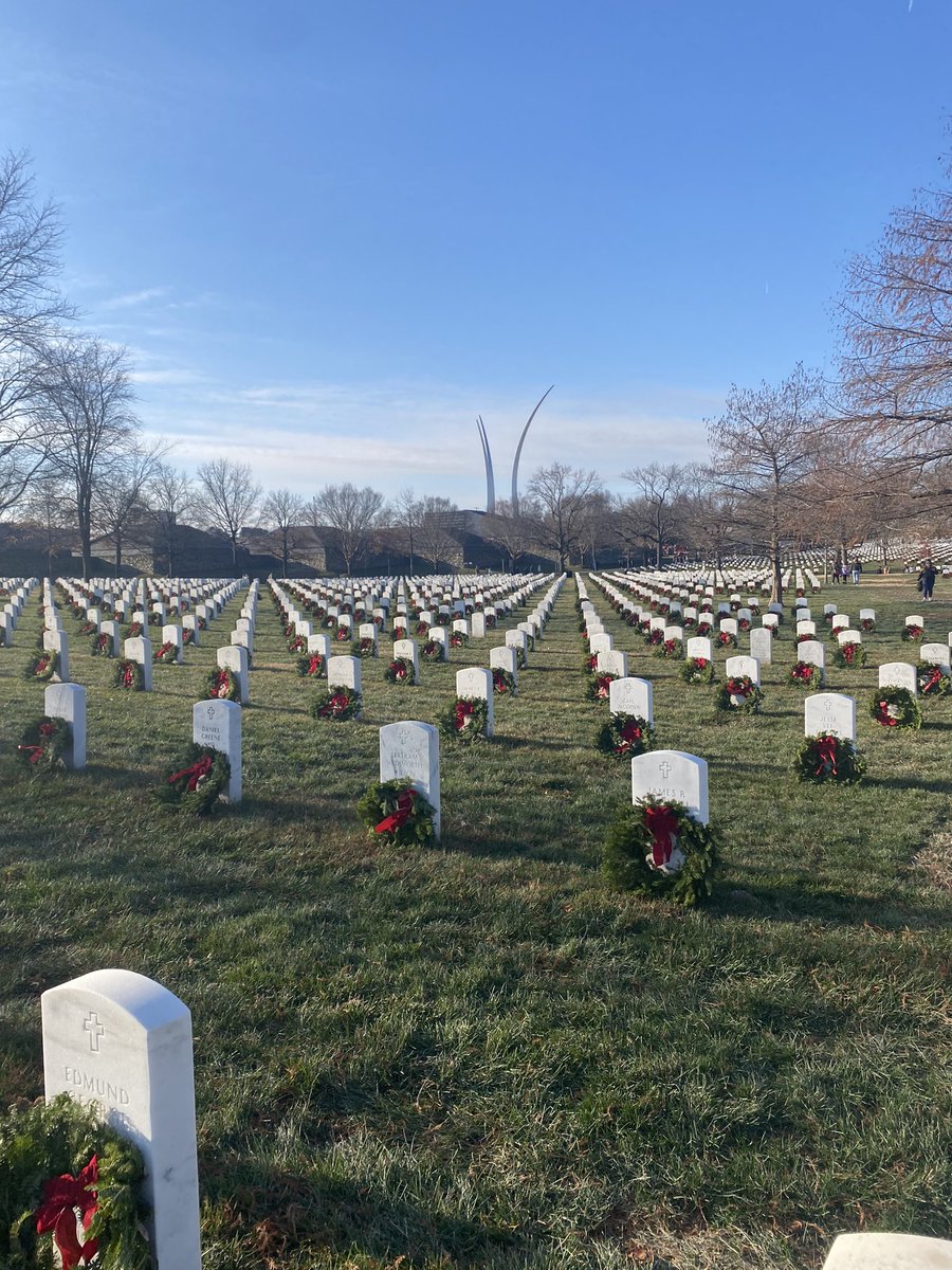 e_ann75's tweet photo. Wreaths Across America 🇺🇸 Remembering our fallen and all of our veterans during the Christmas season https://t.co/nbQAw1iPPV