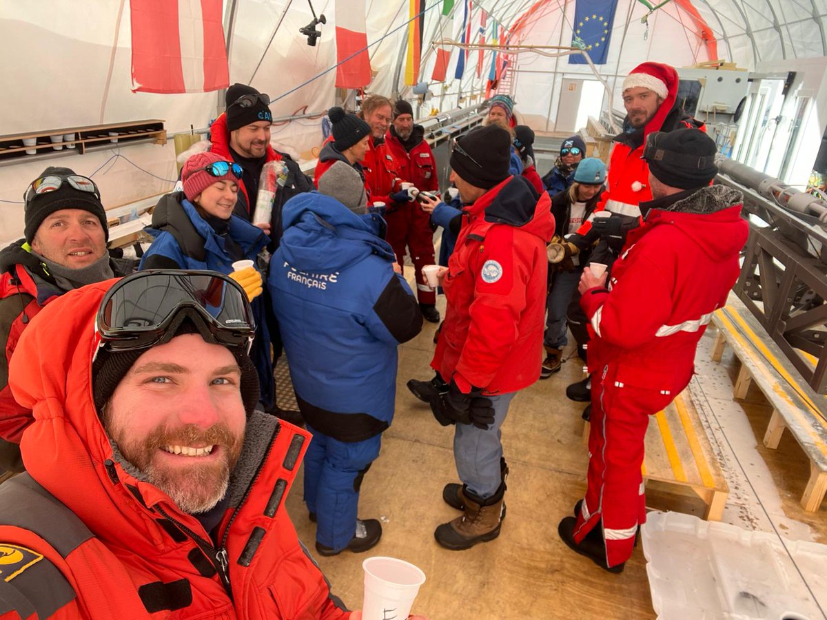Beyond EPICA (@oldestice) on Twitter photo Reaching 2400 meters is a good reason to celebrate together with a cake and a bottle of sparkling wine!
📸F. Scoto ©PNRA/IPEV Reaching 2400 meters is a good reason to celebrate together with a cake and a bottle of sparkling wine!
📸F. Scoto ©PNRA/IPEV