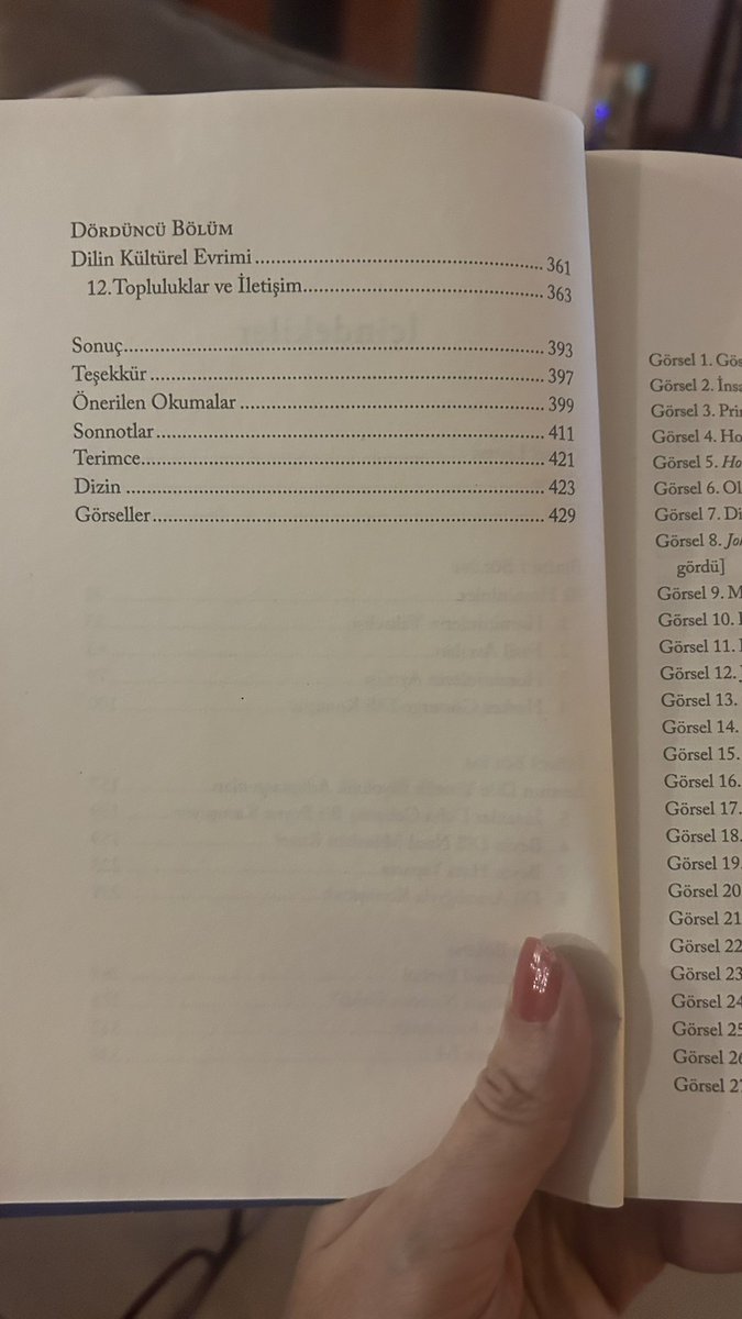 Bu haftaki kitabım: Dil Nasıl Ortaya Çıktı. Hem de Cemil Üzen çevirisi. Konu tam benlik! 🤩 Herkes okumalı, o ayrı. 

“Dil, müstakil bir kortikal ‘dil organı’nda kodlanmış genetik olarak aktarılan bilgiye dayalı bir içgüdü değildir. Bunun yerine, insan beyninin birçok bölümüne