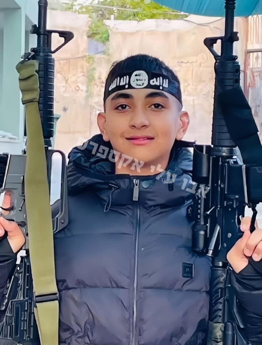 „Ein 13-jähriges Hamas-Mitglied namens Mohammed Al-Amer wurde heute bei Zusammenstößen mit der Palästinensischen Behörde in Dschenin getötet. 

Die Hamas setzt seit ihrer Gründung Kindersoldaten ein, und niemanden scheint es zu kümmern.

Und wenn Israel dafür verantwortlich wäre,