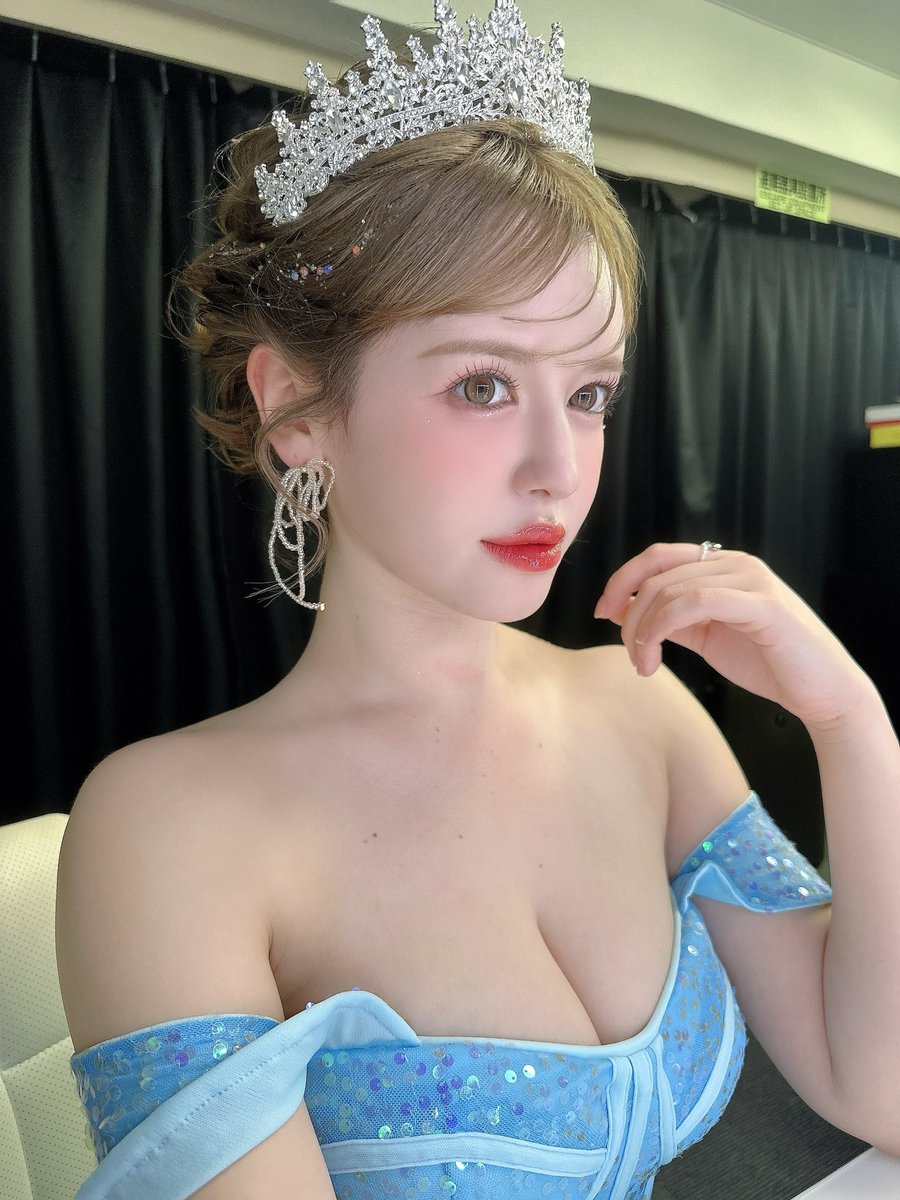 3時間かけてプロのヘアメイクさんに綺麗にしてもらったよ🩵