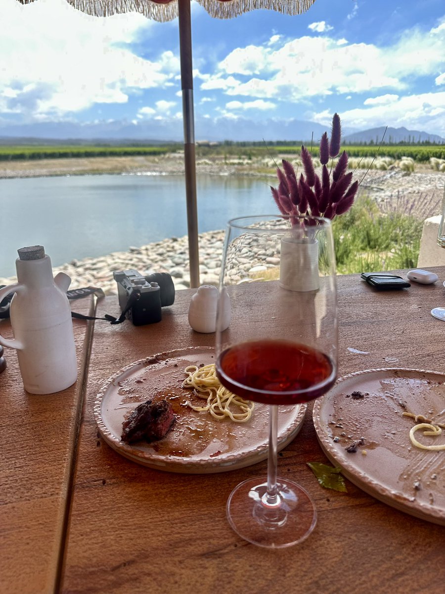 BurgerFcts's tweet photo. Caimos de casualidad en Barro Cocina en Luján de Cuyo. ESPECTACULAR. Por 80k propina incluidas comen dos personas super bien con vino libre, confort food con toques gourmet y una vista increíble https://t.co/mqH5QLSNfh
