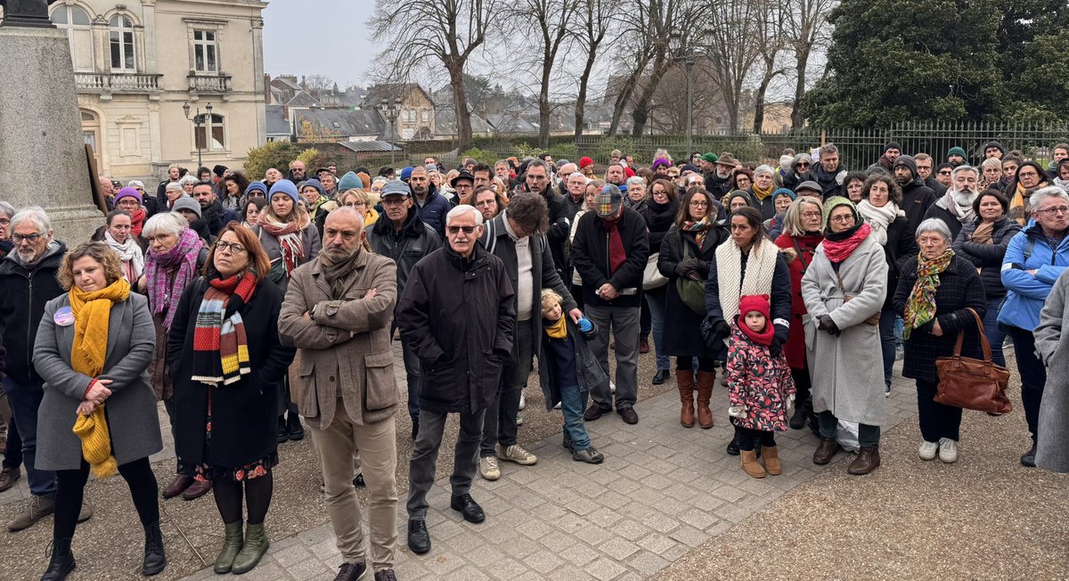 Yannick FAVENNEC (@yfavennec) on Twitter photo Déambulation transpartisane ce matin dans les rues de #Mayenne mêlant #élus et #bénévoles pour demander à la présidente de région <a href="/paysdelaloire/">Pays de la Loire</a> et aux conseillers régionaux de trouver un chemin de #dialogue et de #compromis sur les subventions aux associations du #territoire. Déambulation transpartisane ce matin dans les rues de #Mayenne mêlant #élus et #bénévoles pour demander à la présidente de région <a href="/paysdelaloire/">Pays de la Loire</a> et aux conseillers régionaux de trouver un chemin de #dialogue et de #compromis sur les subventions aux associations du #territoire.