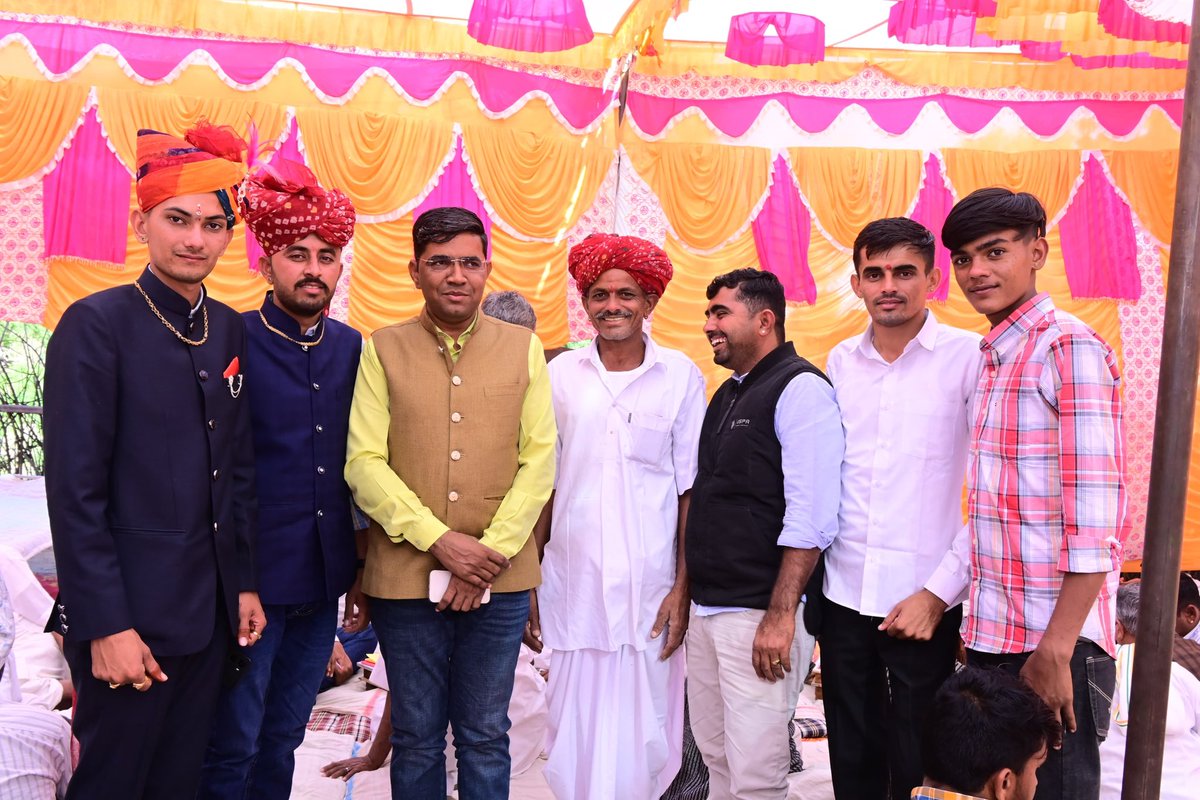 NarpatRajBarmer's tweet photo. आडेल पंचायत समिति के ग्राम पंचायत मीठीबेरी में भाम्भू केहराराम जी के सुपुत्र अनुज श्रवण जी भाम्भू के विवाह में गतदिनों शामिल हुआ! भाम्भू परिवार को शुभकामनाएं! 
#Adel #Mithiberi https://t.co/glohDtmOSO