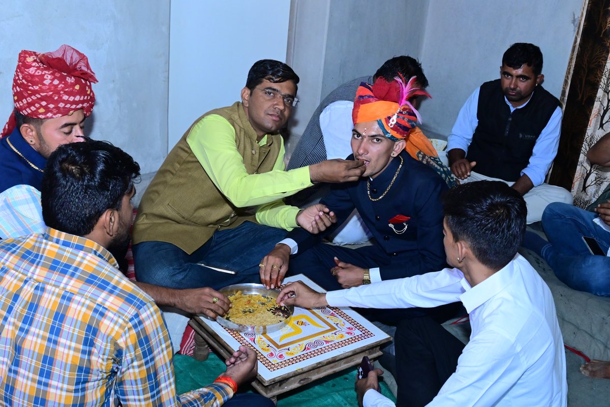 NarpatRajBarmer's tweet photo. आडेल पंचायत समिति के ग्राम पंचायत मीठीबेरी में भाम्भू केहराराम जी के सुपुत्र अनुज श्रवण जी भाम्भू के विवाह में गतदिनों शामिल हुआ! भाम्भू परिवार को शुभकामनाएं! 
#Adel #Mithiberi https://t.co/glohDtmOSO