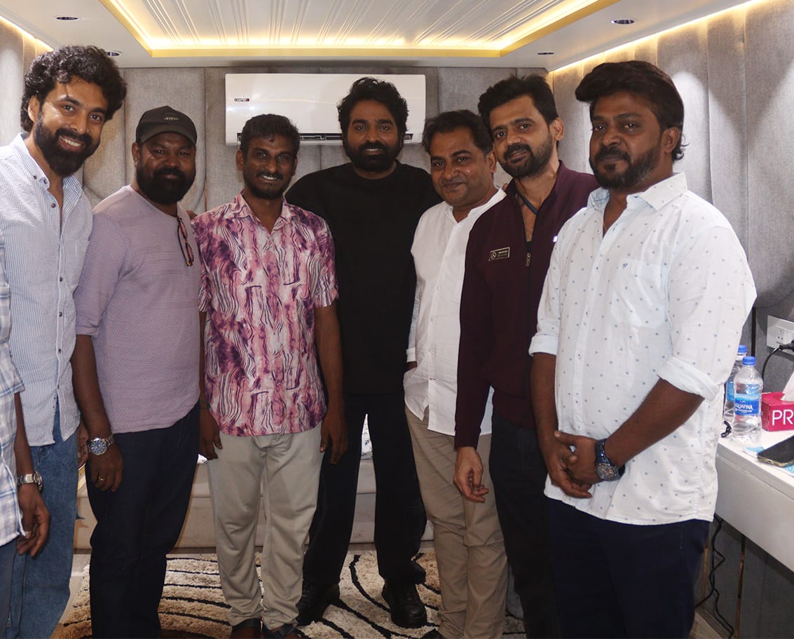 TamilaninCinema (@tamilanincinema) on Twitter photo ‘ஒன்ஸ் அப்பான் எ டைம் இன் மெட்ராஸ்’ படக்குழுவினரை நேரில் அழைத்து பாராட்டிய மக்கள் செல்வன் <a href="/VijaySethuOffl/">VijaySethupathi</a> #விஜய்சேதுபதி !
#VijaySethupathi !
#OnceUponATimeInMadras
<a href="/bharathhere/">bharath niwas</a> <a href="/abhiramiact/">Abhirami</a> ! <a href="/Anjalinairoffl/">Anjali Nair</a> <a href="/itspavitralaksh/">pavithralakshmi</a> ! <a href="/MpAnand_PRO/">Captain MP Anand</a> ! <a href="/Haroon_FC/">haroon.dh</a> ! @KskSelvakumaar ! ‘ஒன்ஸ் அப்பான் எ டைம் இன் மெட்ராஸ்’ படக்குழுவினரை நேரில் அழைத்து பாராட்டிய மக்கள் செல்வன் <a href="/VijaySethuOffl/">VijaySethupathi</a> #விஜய்சேதுபதி !
#VijaySethupathi !
#OnceUponATimeInMadras
<a href="/bharathhere/">bharath niwas</a> <a href="/abhiramiact/">Abhirami</a> ! <a href="/Anjalinairoffl/">Anjali Nair</a> <a href="/itspavitralaksh/">pavithralakshmi</a> ! <a href="/MpAnand_PRO/">Captain MP Anand</a> ! <a href="/Haroon_FC/">haroon.dh</a> ! @KskSelvakumaar !
