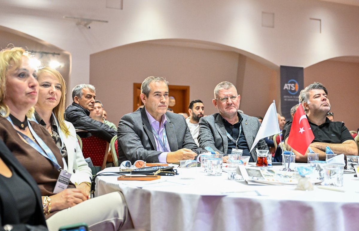 ATSO 2022-2026 dönemi Meclis Üyeleri ve Meslek Komiteleri temsilcilerinin katılımıyla gerçekleştirilen üçüncü müşterek toplantısının konuğu olan ekonomist Saadet Büyük, “Ülke ve Dünya Ekonomisindeki Gelişmeler, Fırsatlar ve Riskler, 2025 Ekonomide Nasıl Bir Yıl Olacak?” başlıklı