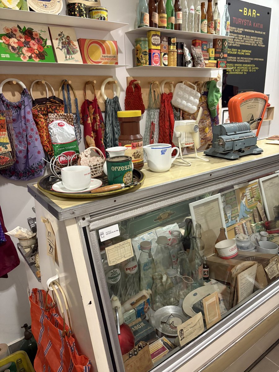 „Muzeum Szczecin w PRL” to totalna, niedoceniona petarda. Oddolnie tworzone miejsce, mnóstwo eksponatów, kilka pokojów, przyjazne ceny i samo centrum Szczecina 🧨