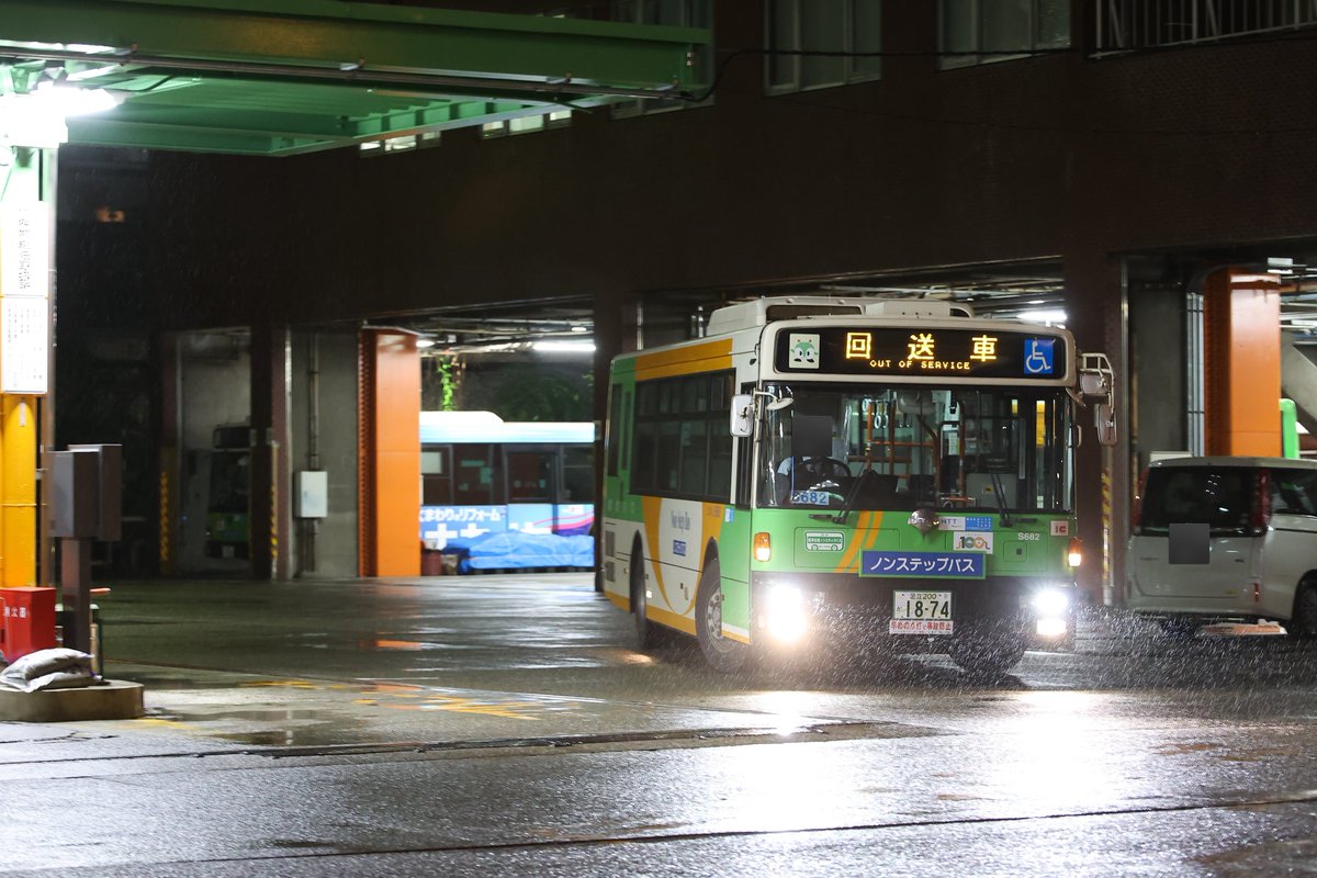 oojima_bus's tweet photo. L-S682、L-S686が除籍との事で。これで江東営業所からも西工が消滅することに
西工天国だった江東から西工が消えるのは寂しいですね。お疲れ様でした。 https://t.co/MSFw9IjiaE