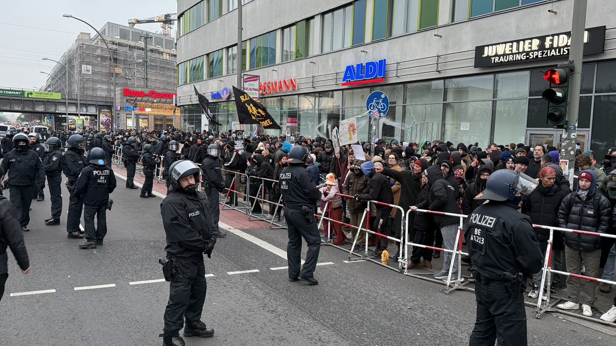 freundeskreisv's tweet photo. 15:25
Nazidemo (50 Personen) durch Tausende gestoppt
#Antifa | Blockade 

Berlin-Friedrichshain, Gürtelstr./Frankfurter Allee, 14.12.24

Video der 1. Blockade:
https://t.co/5Ay5Yjms4D

 #B1412 #Aktionstag
@der_neukoellner https://t.co/sOkhGdT9uY