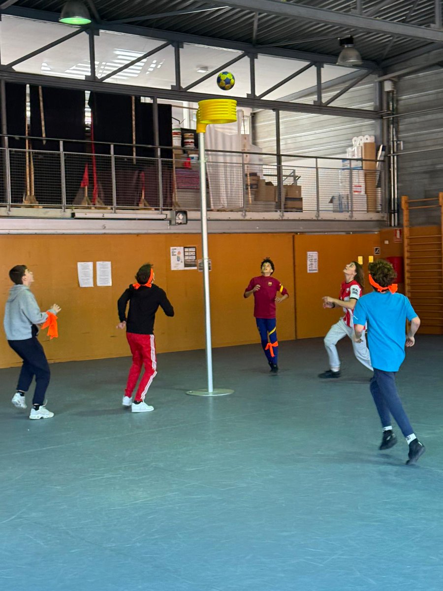 SantLlorencKC's tweet photo. 🔴⚪ Dimecres vam estar amb els alumnes de 2n d'ESO al institut de Matadepera.
Vam fer 4 tallers amb uns 100 alumnes en colaboració amb el Consell Comarcal, fent activitats amb les normes bàsiques i partits! 💪🏻⚽❤️
#korfbal #esportmixt #slkc https://t.co/n8gpWJu20L