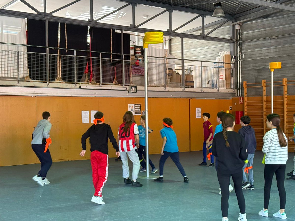 SantLlorencKC's tweet photo. 🔴⚪ Dimecres vam estar amb els alumnes de 2n d'ESO al institut de Matadepera.
Vam fer 4 tallers amb uns 100 alumnes en colaboració amb el Consell Comarcal, fent activitats amb les normes bàsiques i partits! 💪🏻⚽❤️
#korfbal #esportmixt #slkc https://t.co/n8gpWJu20L