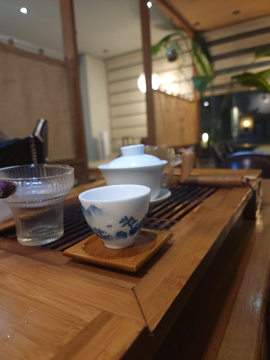 Daejeon_Meok's tweet photo. 용운동 차가게 (대전 동구 대학로 100)

도로명주소까지 적은 이유... 서치가 죽어라 안 됩니다... 사장님이 인스타도 안 하셔서 찾을 방법이 없음...

대전대 인근에 위치한 찻집. 좋아하는 차를 두루뭉슬하게 말하면 사장님이 거기에 맞춰 차를 엄선해주신다. 중국차를 좋아하시면 여길 추천드림. https://t.co/C9hqNXWPNo