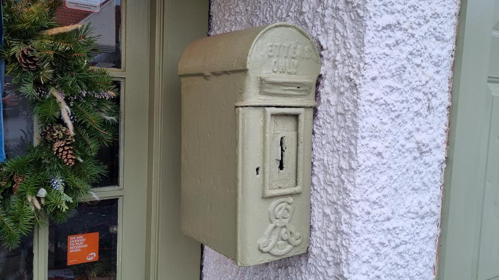 pinlu's tweet photo. A friend took us to Haddington's Waterside restaurant, which has an adopted Hovis postbox at door. #PostboxSaturday https://t.co/epWFodZhME