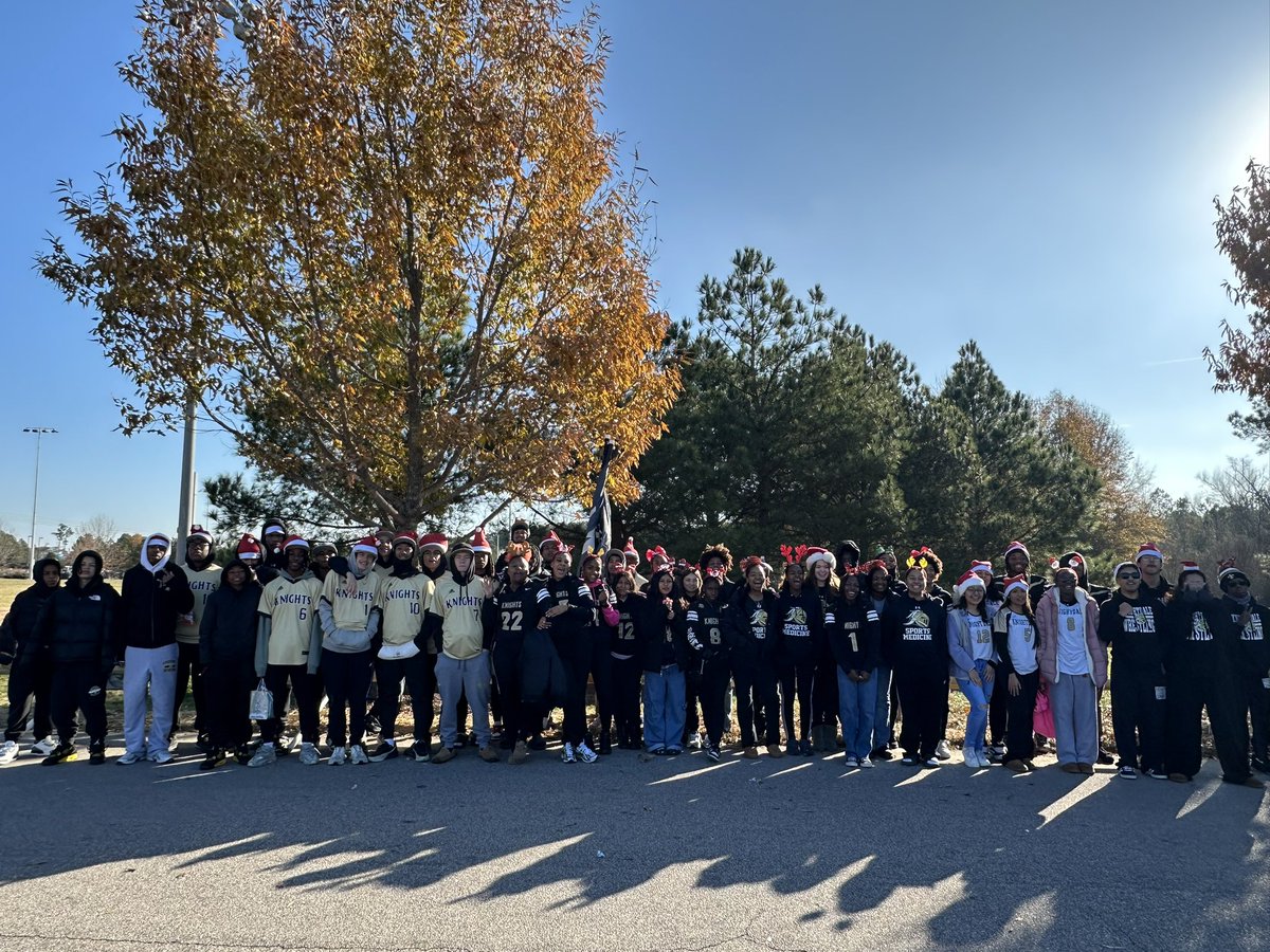 SPORTSatKHS's tweet image. KHS athletics at Knightdale Christmas parade
