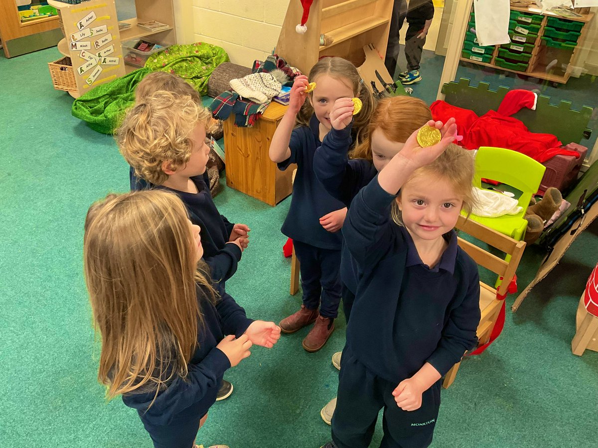 Day 9 - Jingle &amp; Sparkle gave us the challenge of going on a Treasure Hunt and sharing what we find with others. #MonktonKindergarten gave some treats to their friends in #MonktonRec 🍫
The Kindness Elves loved spending time in Owl Class! 😊 Hope to see you next year! 🎄✨🥰