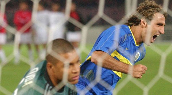 la12tuittera's tweet photo. 📸Dida vencido, Raúl Cascini había metido el último penal y se desataba LA LOCURA. 

#BocaTriCampeonDelMundo ⭐⭐⭐ https://t.co/ip57RD1ch7