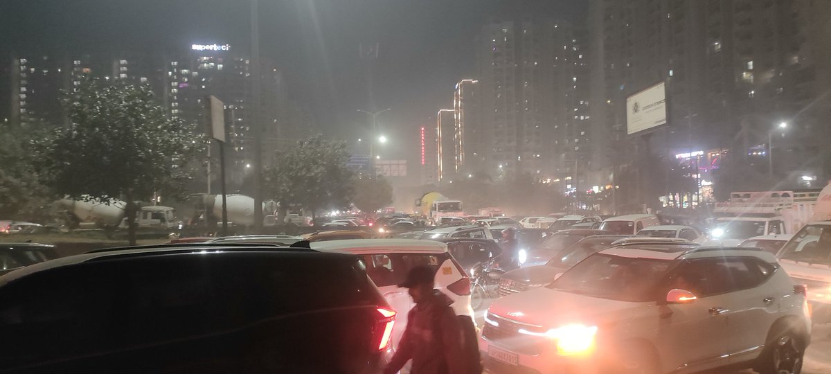 svish18's tweet photo. Why there is huge traffic jam at Ajnara Gol Chakkar near EKurti Chowk. @OfficialGNIDA @noidatraffic #traffic#AjanaraGolChakkar#GreaterNoidaWest https://t.co/5qHzuPVwAU