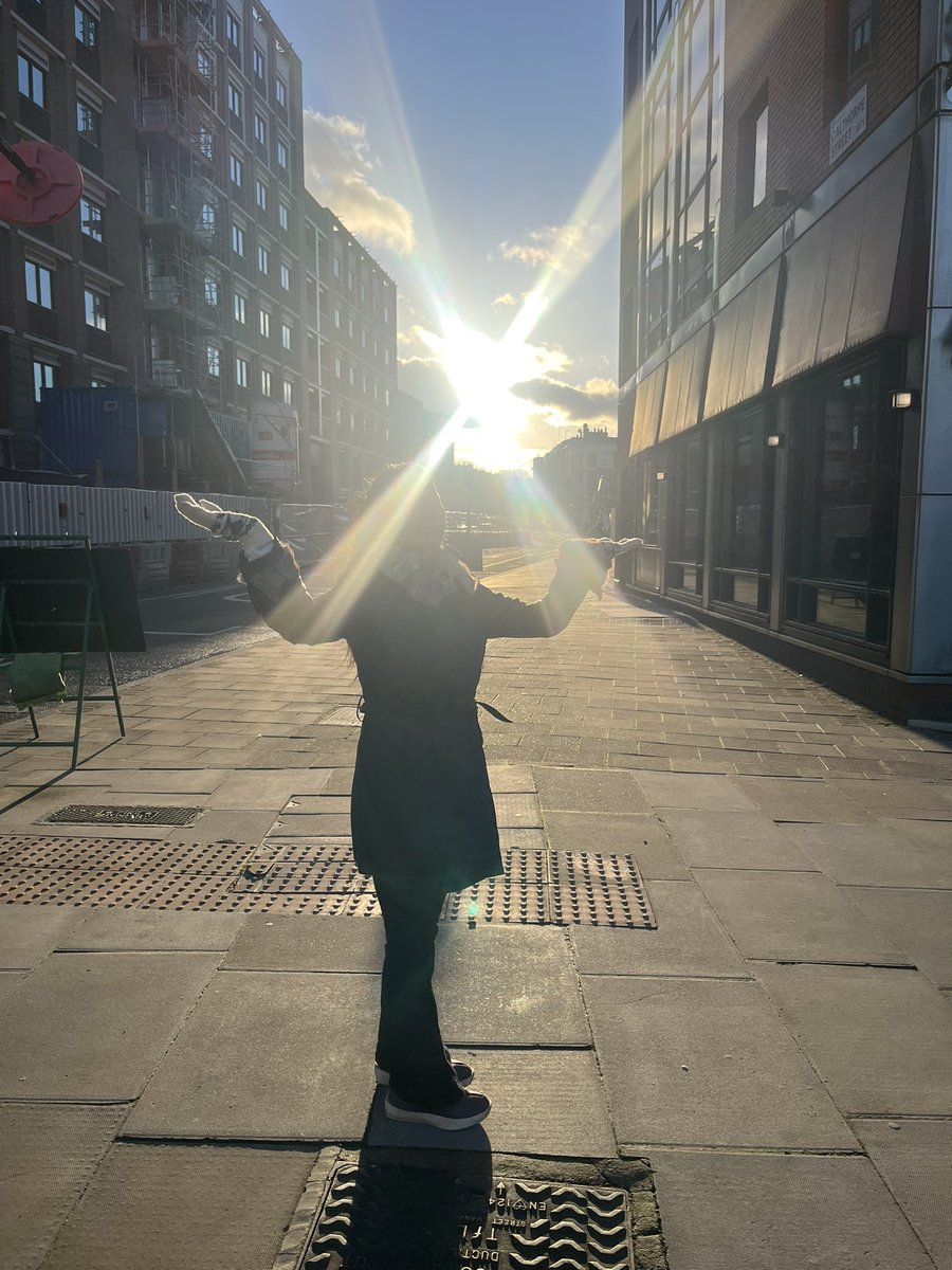 Zac_Aztec's tweet photo. Anyone in central London notice this burning yellow orb in the sky? I’ve never seen anything like it in this part of the world, should I be worried? https://t.co/t7CZQteFf0