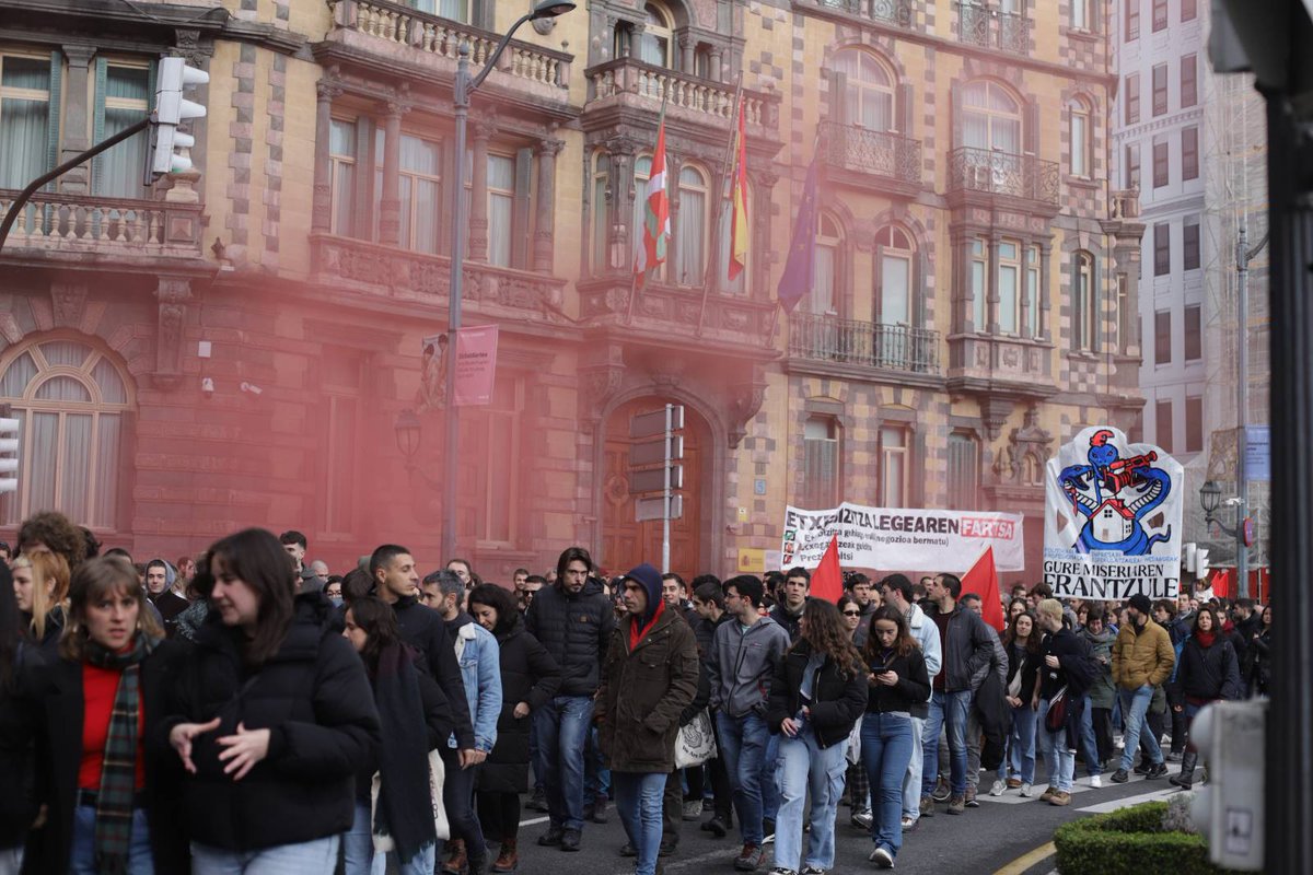 EtxeSindikatua's tweet photo. 🟦Gaur milaka pertsona Bilbon mobilizatu gara etxebizitza eskubide unibertsalaren alde eta negozioaren kontra.

Kalitatezko etxebizitza, doako eta unibertsalaren alde mobilizatu gaitezen! https://t.co/TeThdCrm42