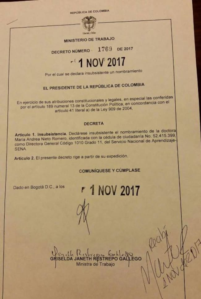 Pecoralt's tweet photo. ➡️ Declaran insubsistente a la señora @MAndreaNieto en la revista Semana, en pocas palabras la echaron!
#ElDescontrol 😂 https://t.co/8MK32HGw1u