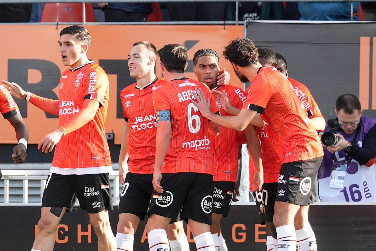 ActuFoot_'s tweet photo. 🚨 𝗟𝗢𝗥𝗜𝗘𝗡𝗧 𝗡𝗢𝗨𝗩𝗘𝗔𝗨 𝗟𝗘𝗔𝗗𝗘𝗥 𝗗𝗘 𝗟𝗔 𝗟𝗜𝗚𝗨𝗘 𝟮 ! 🧡🥇

La première place est prise à leur adversaire du jour, le Paris FC, après une victoire 2-0. ✅

Les Merlus sont sur une série de 8 victoires sur 8 matches à domicile cette saison. 💪 https://t.co/2bs7EIEAc9