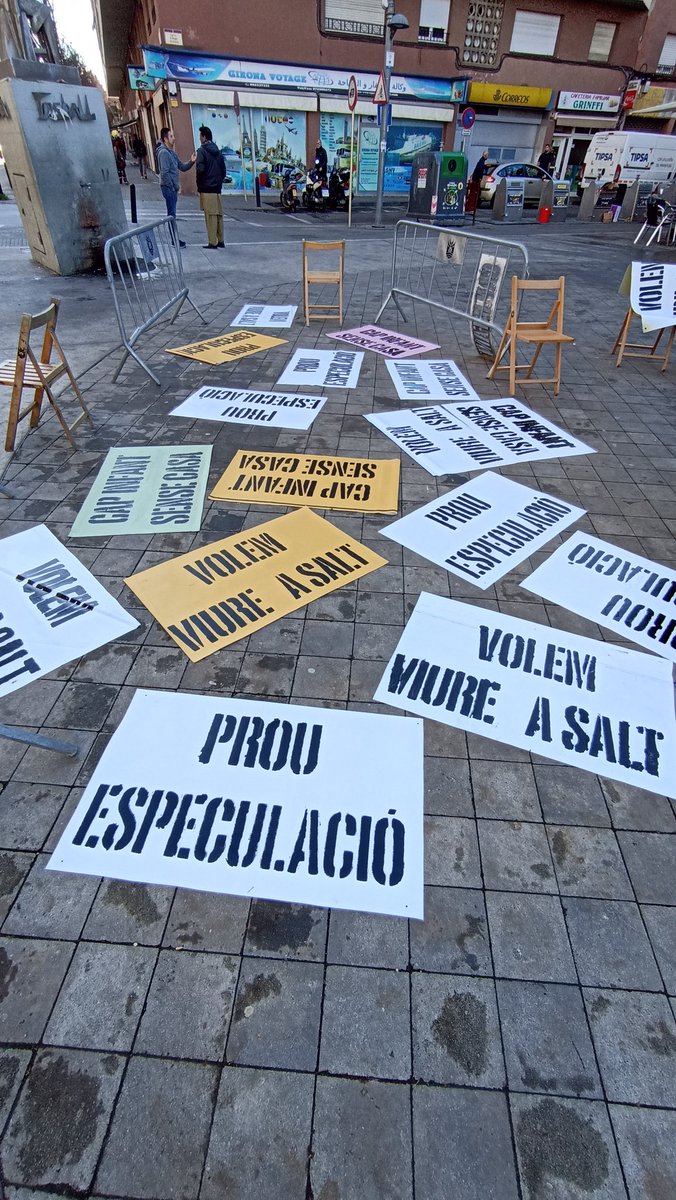 Salt'Educa (@educasalt) on Twitter photo Taller de banderoles de balcó per reclamar el dret a l'habitatge. ✊🏽👏🏽Bona iniciativa <a href="/somdesalt/">Som de Salt</a> i <a href="/SaltSindicat/">Sindicat d'Habitatge de Salt</a> al mercat de les afa d'avui <a href="/coord_ampa_salt/">Coordinadora d'AMPAS de Salt</a> Taller de banderoles de balcó per reclamar el dret a l'habitatge. ✊🏽👏🏽Bona iniciativa <a href="/somdesalt/">Som de Salt</a> i <a href="/SaltSindicat/">Sindicat d'Habitatge de Salt</a> al mercat de les afa d'avui <a href="/coord_ampa_salt/">Coordinadora d'AMPAS de Salt</a>