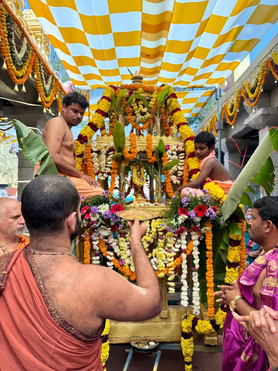 ತೆಲಂಗಾಣ ನಾರಾಯಣಪೇಟ್ ನಲ್ಲಿ ಜನಮೇಜಯ ಪ್ರತಿಷ್ಠಿತ ಶ್ರೀರಘುಪ್ರೇಮ ತೀರ್ಥರಿಂದ ಪೂಜಿತ ಅನಂತಶಯನ ದೇವಸ್ಥಾನದಲ್ಲಿ ಹನುಮದ್ವ್ರತ ಅಂಗವಾಗಿ ಮುಖ್ಯಪ್ರಾಣದೇವರಿಗೆ ಶ್ರೀ ವಿಶ್ವವಲ್ಲಭ ತೀರ್ಥರ ಉಪಸ್ಥಿತಿಯಲ್ಲಿ ಧರ್ಮಕರ್ತರಾದ ಶ್ರೀಪಾದ ಕುಲಕರ್ಣಿಯವರ ನೇತೃತ್ವದಲ್ಲಿ ವಿಶೇಷ ಅಭಿಷೇಕ ರಥೋತ್ಸವ ನಡೆಯಿತು.