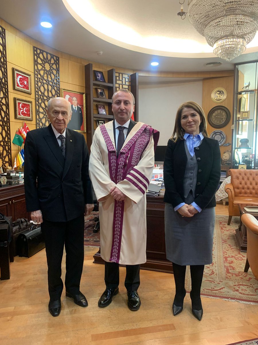 Tedrisatında bulunmaktan her daim onur ve gurur duyduğum, hocaların hocası Saygıdeğer Genel Başkanımız Devlet Bahçeli Bey’in elinden Profesörlük cübbesini giymek nasip oldu. 

Binlerce kez hamd olsun.🇹🇷