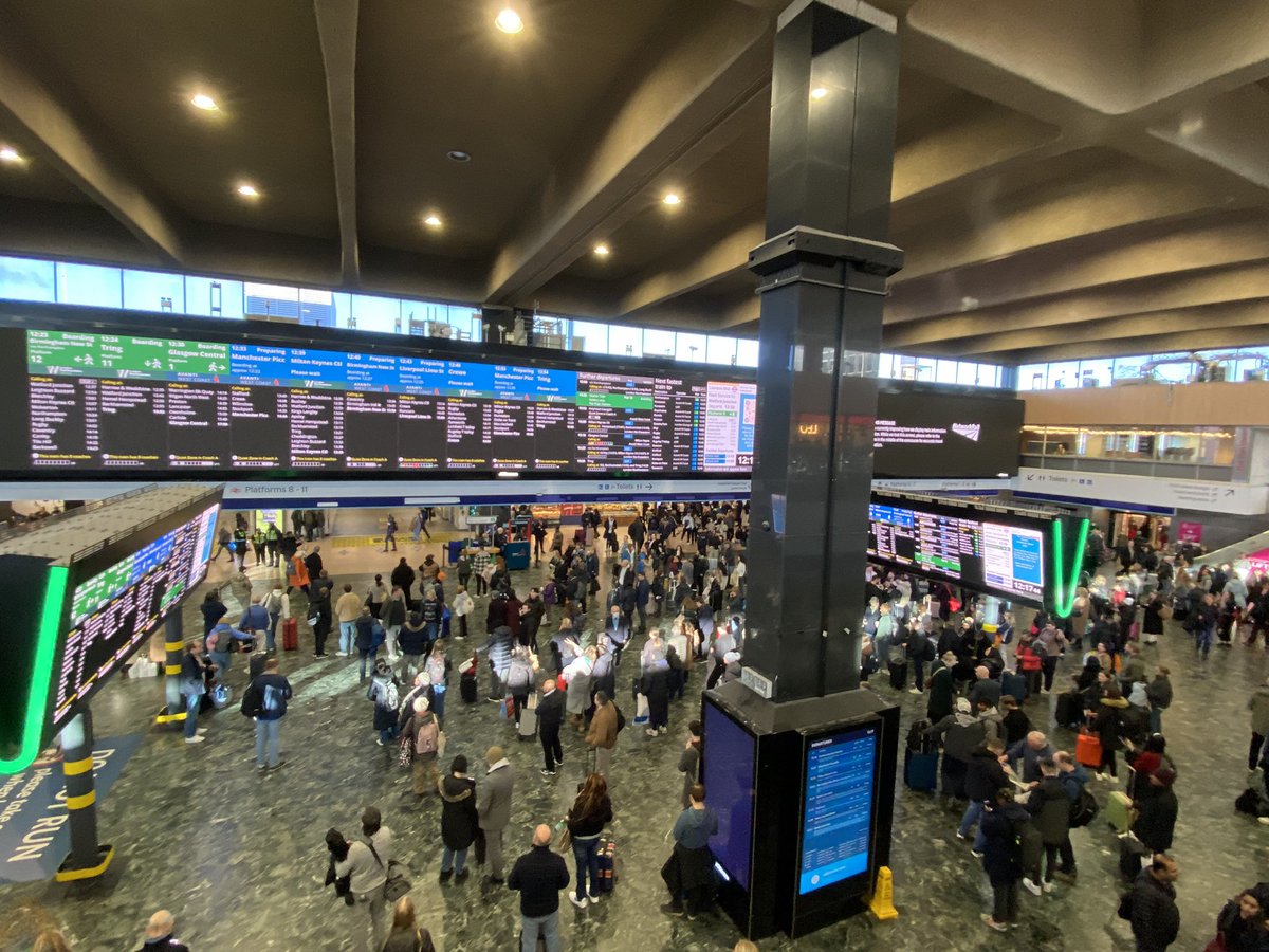 loypass_SCCar's tweet image. Two things Euston is not short of these days: Everos, and information.
@NetworkRailEUS #LondonEuston @AvantiWestCoast #class805 #class807