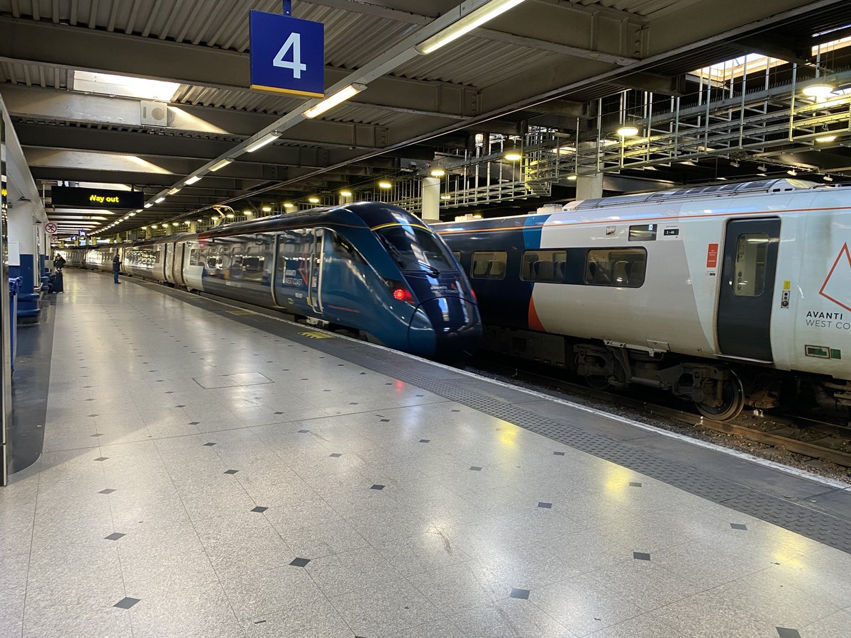 loypass_SCCar's tweet image. Two things Euston is not short of these days: Everos, and information.
@NetworkRailEUS #LondonEuston @AvantiWestCoast #class805 #class807