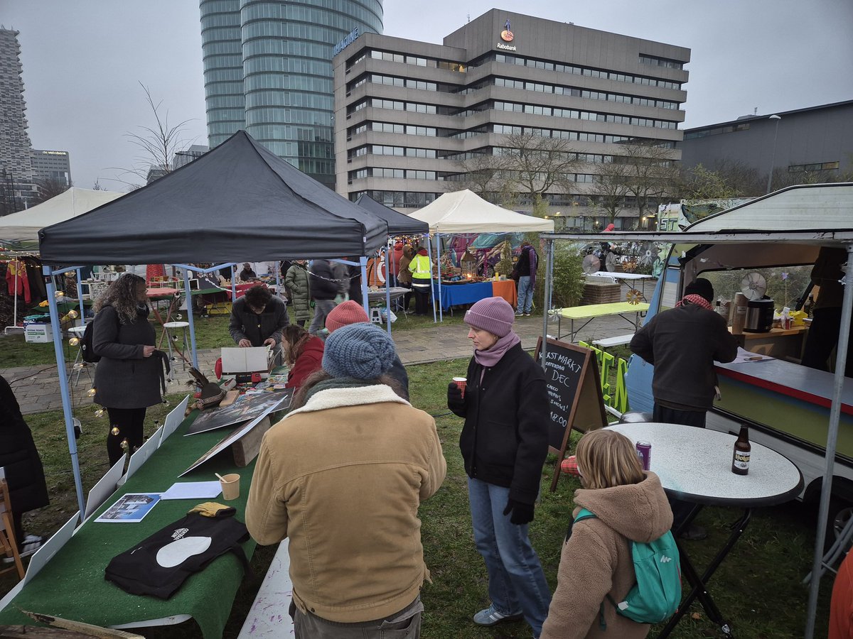 Komt allen naar de Kerstmarkt van <a href="/petvdluijtgaard/">petvandeluijtgaarden</a> Muziek, rommel, kunst en lekker eten en drinken. Nog tot 18u!