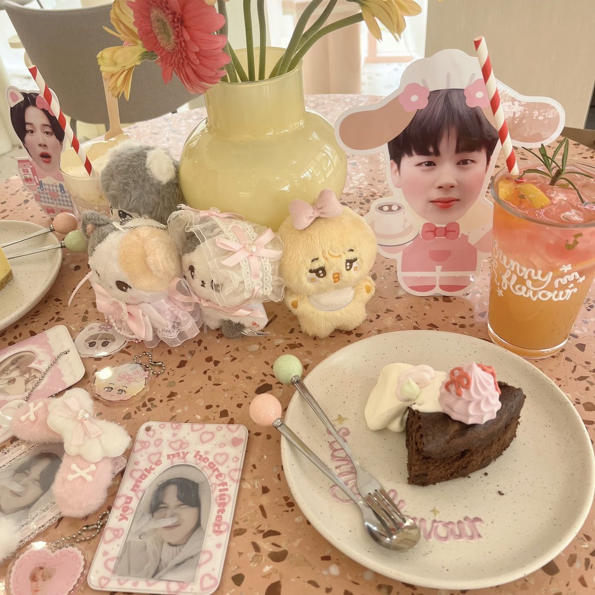 มีเบบี๋ตุวจิ๋วๆสองคนมาแอบมองนินาา หม่าม้าพาไปเลือกขนมด่วนนน🧁💗🤏🏻