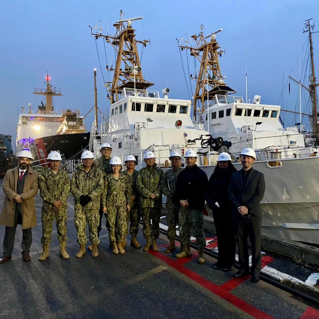 armada_ecuador's tweet image. 🇪🇨🤝🇺🇸 #EEUU | En el astillero de la @USCG en Baltimore Maryland se llevó a cabo la reunión de coordinación entre la #ArmadaEcuatoriana y #USCoastGuard para continuar con la transferencia de 2 unidades clase Island 110, que vigilarán los espacios marítimos del país.