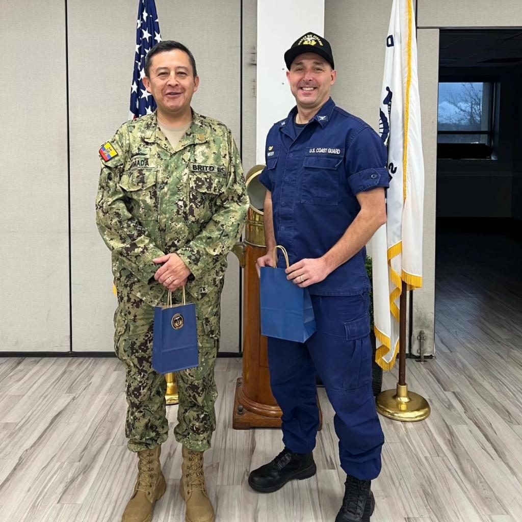 armada_ecuador's tweet image. 🇪🇨🤝🇺🇸 #EEUU | En el astillero de la @USCG en Baltimore Maryland se llevó a cabo la reunión de coordinación entre la #ArmadaEcuatoriana y #USCoastGuard para continuar con la transferencia de 2 unidades clase Island 110, que vigilarán los espacios marítimos del país.