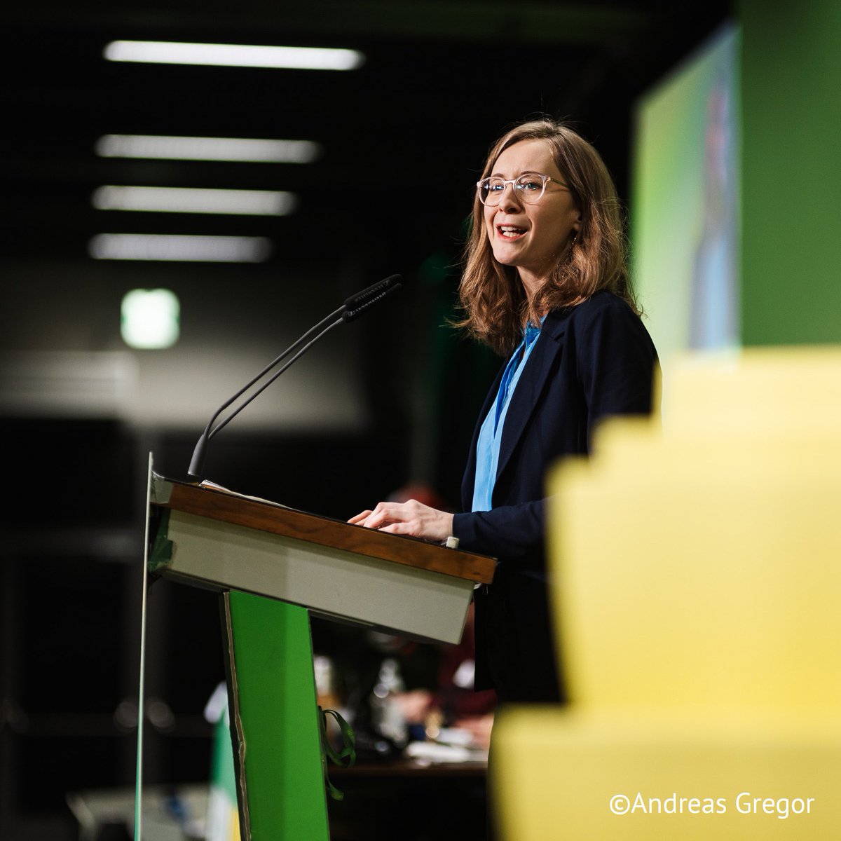 Gruene_Bayern's tweet photo. Unsere Landesvorsitzende @EvaLettenbauer macht klar:
"Die CSU ist eine Gefahr für den Wirtschaftsstandort und unseren Wohlstand. Wir GRÜNE machen dagegen vernünftige Wirtschaftspolitik und bringen billigen Strom aus Windkraft nach Bayern." #TeamBayern #LDK24 https://t.co/57bTX08Bqn