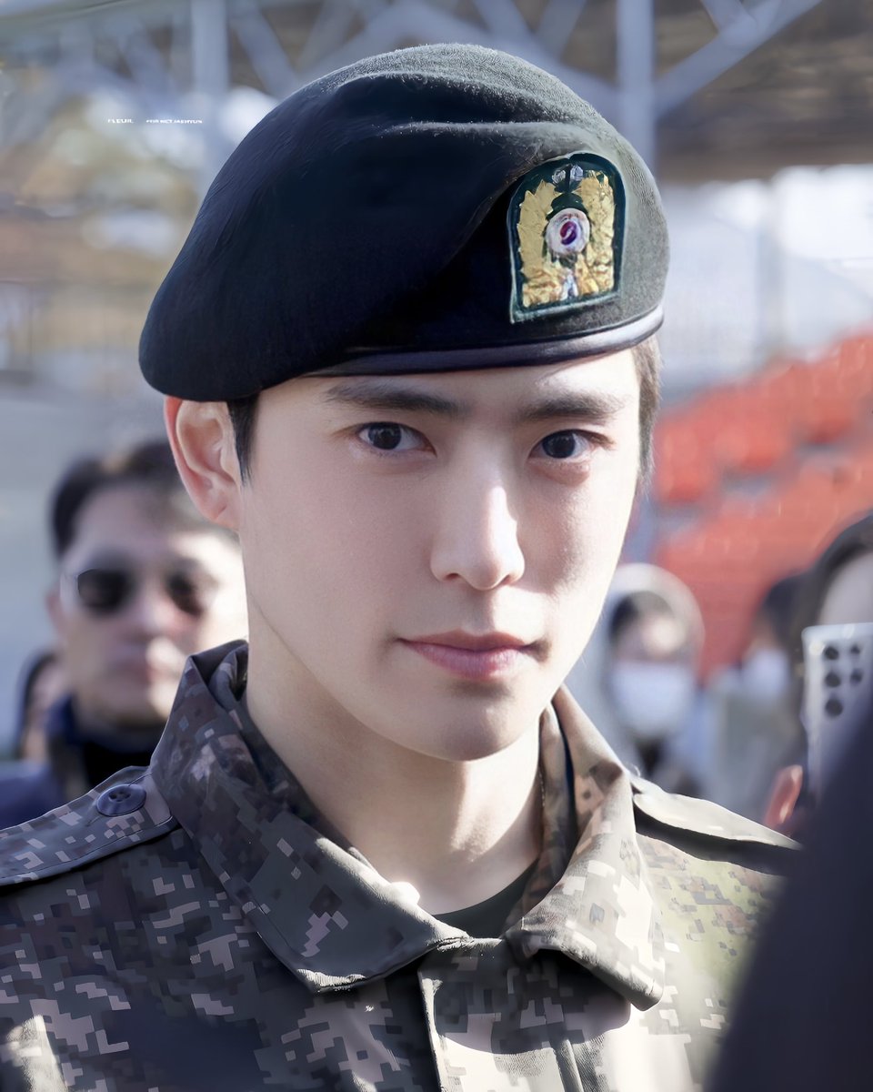 เฉลยเถอะ แจฮยอนพี่เล่นซีรี่ย์เรื่องอะไร ㅠㅠㅠㅠ เข้ากรมแบบใดเหมือนถ่ายซีรี่ย์มาก หล่อทุกการเคลื่อนไหวอ่ะแล้วมันจะไปมูฟออนจากแจฮยอนชุดทหารได้ยังไงว้า เป็นทหารยังไงให้ไปเป็นเรื่องหล่อๆในกรมอีก 😞🫶🏻🫶🏻