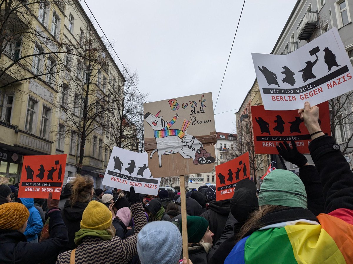 BerlingegenNazi's tweet photo. Wir beenden unseren Liveticker. Wir danken ALLEN die heute gegen die Neonazis in #Friedrichshain und #Lichtenberg  auf der Straße waren. #b1412 https://t.co/PVeJsdx9CF